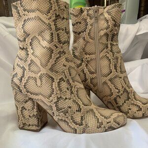 Steve Madden Revelate Size 9 Snakeskin Print Ankle Boots